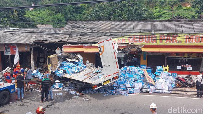 Tabrakan beruntun di Puncak Bogor. (M Sholihin/detikcom)