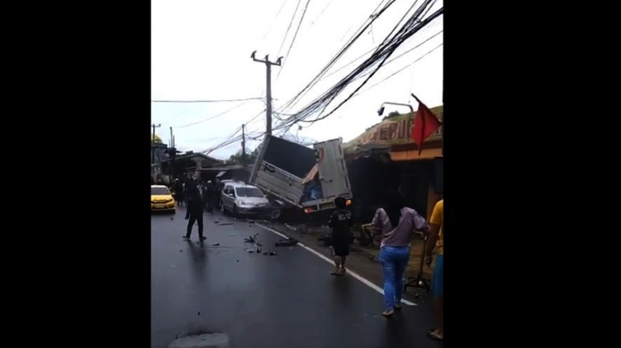 Tabrakan beruntun melibatkan 5 mobil terjadi di Jalur Puncak, Tugu Selatan, Kabupaten Bogor. Polisi memastikan ada korban dalam kecelakaan tersebut.