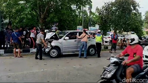 Polisi dibantu masyarakat meminggirkan kendaraan yang mengalami tabrakan beruntun di Jalan Bypass Ida Bagus Mantra, Gianyar, Selasa (23/1/2024)