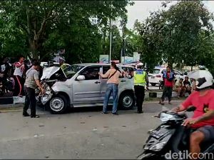 5 Kendaraan Terlibat Tabrakan Beruntun di Gianyar, Sopir Truk Terjepit