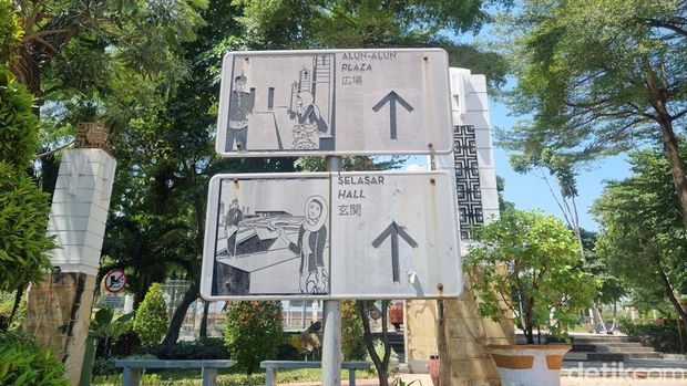 Taman Sejarah yang berada di depan Jembatan Merah Plaza (JMP) Surabaya.