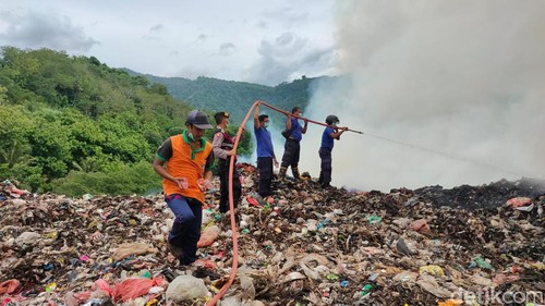 Tempat Pembuangan Akhir (TPA) Sente di Desa Pikat, Kecamatan Dawan, Kabupaten Klungkung, Bali, terbakar. Pemadaman api dibantu Damkar Bangli dan Gianyar.