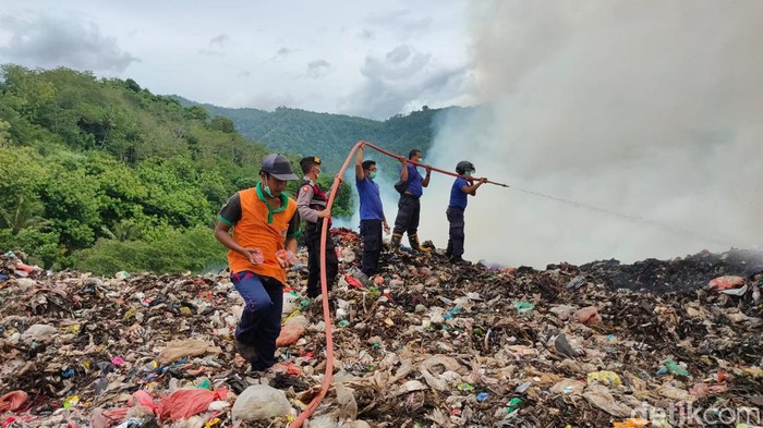 Tempat Pembuangan Akhir (TPA) Sente di Desa Pikat, Kecamatan Dawan, Kabupaten Klungkung, Bali, terbakar. Pemadaman api dibantu Damkar Bangli dan Gianyar.