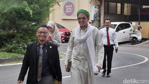 Terlapor Habib Qurays Shihab asal Mataram penuhi panggilan penyidik Polda NTB, Senin (22/1/2024). (Ahmad Viqi/detikBali).