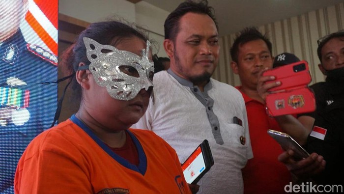 Tersangka kasus penganiayaan terhadap anak  di Surabaya