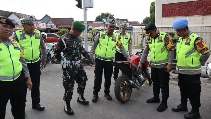 Tim gabungan Polres Muara Enim, Kodim 0404/Muara Enim, dan Polisi Militer (POM) TNI AD melakukan patroli di Kabupaten Muara Enim, Senin (22/1/2024).