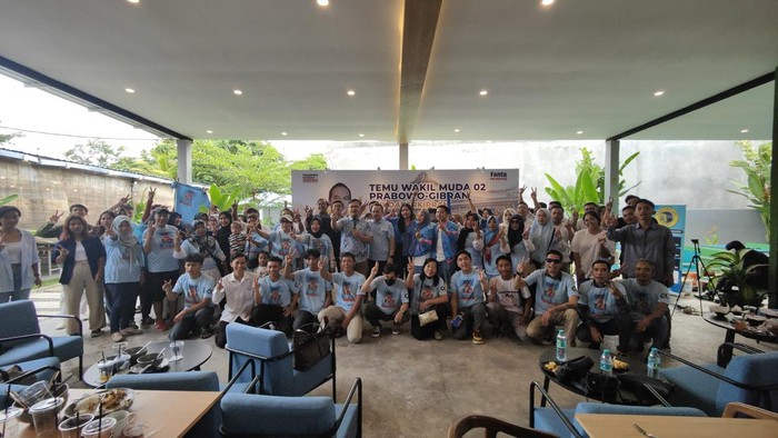 TKD Prabowo-Gibran Jateng melakukan pertemuan dengan sejumlah anak muda di Jebres, Solo. (dok istimewa).