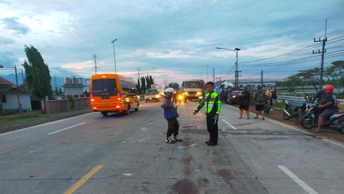 TKP pikap tabrak mobil di Bypass Mojokerto hingga sopir tewas
