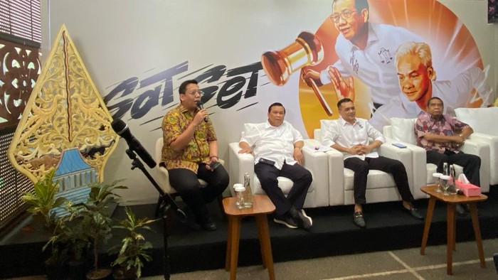 TPN Ganjar Pranowo-Mahfud Md di media center TPN Ganjar-Mahfud, Jakarta, Selasa (23/1/2024).