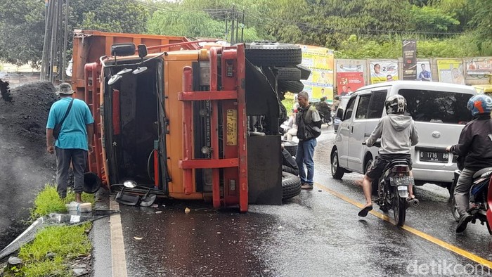 Truk tronton bermuatan batu bara terguling di kawasan Tanjungsari, Sumedang, Selasa (23/1/2024)