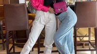 Hubungan Vanessa dan Jessica Iskandar juga begitu akrab. Hangout bersama di sebuah bar, keduanya memberikan pelukan yang erat. Foto: Instagram/vanessaiskandar