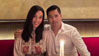Makan malam romantis juga rutin dilakukan pasangan suami istri ini. Sambil menunggu makanannya datang, keduanya mesra saling memeluk satu sama lain. Foto: Instagram/vanessaiskandar
