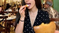 Menyantap segelas kopi menjadi gaya Vanessa untuk menikmati waktu luangnya. Ia juga menyiapkan biskuit untuk menikmati kopinya yang menyegarkan. Foto: Instagram/vanessaiskandar