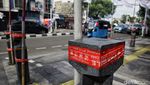 Waduh! Stand Bollard Trotoar Dipasangi APK Parpol