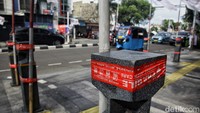 Stand bollard atau tiang pembatas antara trotoar turut jadi tempat pemasangan APK.
