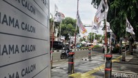 Pemasangan APK pada stand bollard atau tiang pembatas antara trotoar dan jalan membuat jarak pandang pengendara terbatas dan berbahaya.  
