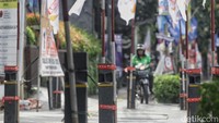 Selain itu, pemasangan APK pada fasilitas umum merusak pemandangan dan dilarang oleh regulasi.  