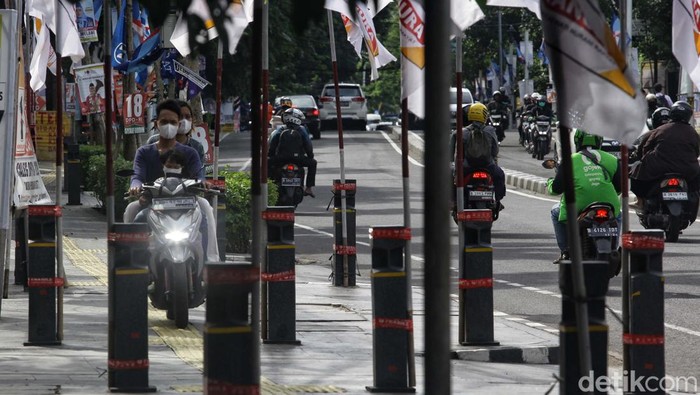 Waduh! Stand Bollard Trotoar Dipasangi APK Parpol Stand bollard atau tiang pembatas antara trotoar dan jalan turut dipasangi Alat Peraga Kampanye (APK). Seperti terlihat di Jl Proklamasi, Jakarta, Selasa (23/1/2024).