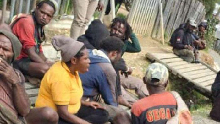 Warga dari 6 kampung di Kabupaten Intan Jaya mengungsi di pos TNI Yonif 330/TD di Sugapa untuk menghindari KKB.