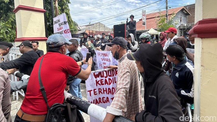 Warga menggelar demo di Pengadilan Negeri Pinrang.