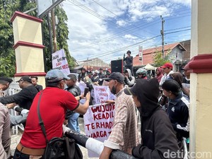 Warga Demo di PN Pinrang Tuntut 3 Terdakwa Penyegelan Tower Dibebaskan