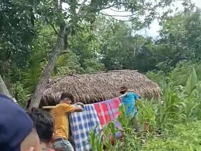 Warga sakit di Desa Margasari Kecamatan Naringgul ditandu menyusuri hutan