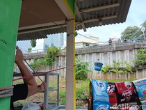 Unik Banget! Warung Ini Pakai Tali dan Ember untuk Antar Makanan