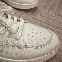 Ternyata ada sedikit insiden saat mantan personil One Direction ini datang ke venue fashion show. Kakinya sempat terlindas kendaraan. Dia memperlihatkan foto sepatunya yang terkena bekas ban berwarna hitam. “@kenzo @nigo Thanks for a great show! My foot is fine !!Thanks to my incredibly well made shoes,” tulisnya. Foto: Instagram/@zayn