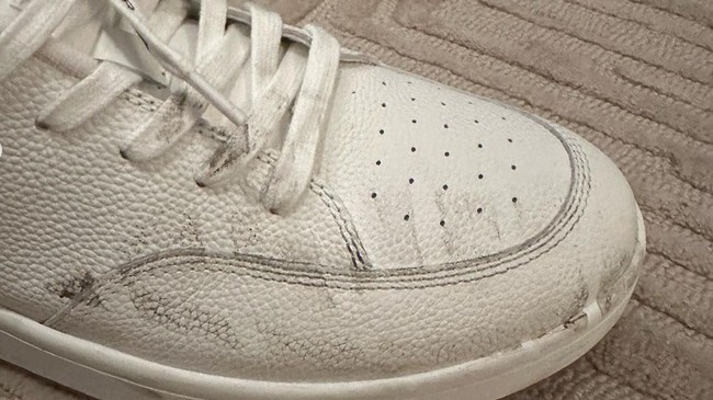 Ternyata ada sedikit insiden saat mantan personil One Direction ini datang ke venue fashion show. Kakinya sempat terlindas kendaraan. Dia memperlihatkan foto sepatunya yang terkena bekas ban berwarna hitam. “@kenzo @nigo Thanks for a great show! My foot is fine !!Thanks to my incredibly well made shoes,” tulisnya. Foto: Instagram/@zayn