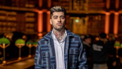 8 Gaya Zayn Malik Tampil di Publik Setelah 5 Tahun, Ada Insiden Tak Terduga