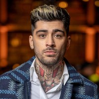 Mantan kekasih Gigi Hadid ini melengkapi gaya edgy-nya dengan tatanan rambut quiff yang disisir ke belakang. Foto: Swan Gallet/WWD via Getty Images