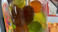 Jelly yang kenyal manis tersedia dalam ukuran satu stoples. Produk ini bernama Ju-C Jelly Jar dari Dindon Fruitys. Rasanya ada apel, jeruk, nanas, anggur, sampai strawberry.  Foto: Bored Panda