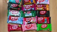 Jepang identik dengan KitKat. Wafer cokelat ini hadir dalam beragam rasa dan kerap hadir dalam edisi spesial. Cocok jadi oleh-oleh hingga koleksi! Foto: Bored Panda