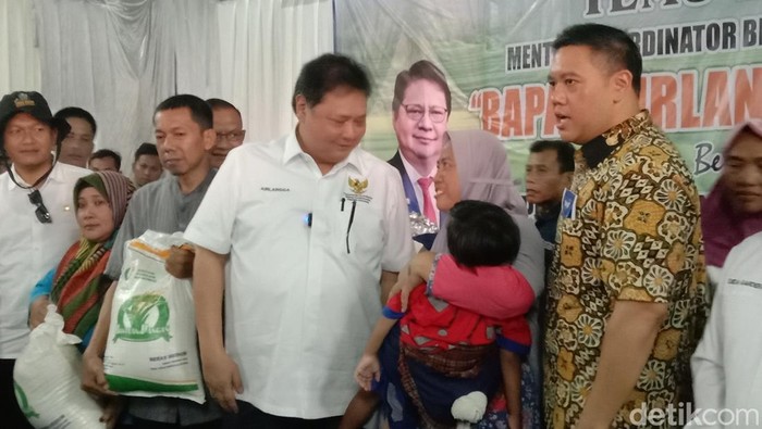 Airlangga Hartarto secara simbolis serahkan bantuan pangan beras kepada warga di Kabupaten Indramayu