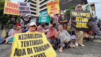 Sejumlah spanduk tertulis antara lain  Jokowi Mundur, Demokrasi Anti Politik Dinasti dan Jurdil Tidak Ada Intimidasi.  