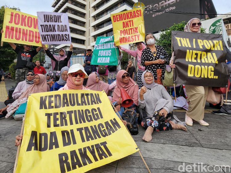 Aksi Emak-emak Unjuk Rasa Tolak Pemilu Curang di Bawaslu