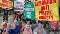 Dalam aksinya mereka berorasi menyampaikan aspirasi dan  membentangkan spanduk tuntutan.  