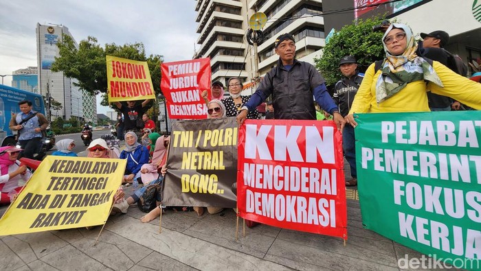 Massa dari Aliansi Rakyat Menggugat melakukan aksi unjuk rasa di seberang Gedung Bawaslu RI, Jl MH Thamrin, Jakarta, Rabu (24/1/2024).