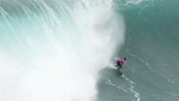 Peselancar beraksi menaklukkan ombak monster saat turnamen selancar Nazare Big Wave Challenge di Praia do Norte, atau Pantai Utara, di Nazare, Portugal, Senin (22/1/2024).