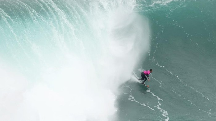 Para peselancar dari seluruh dunia mencoba menaklukkan ombak besar Nazare pada Senin (22 Januari) di Tudor dalam ajang Nazare Big Wave Challenge.