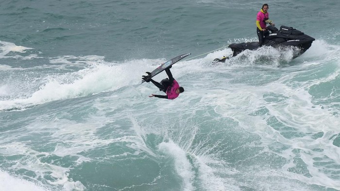 Aksi Peselancar Dunia Taklukkan Ombak Monster Nazare Para peselancar dari seluruh dunia mencoba menaklukkan ombak besar Nazare pada Senin (22 Januari) di Tudor dalam ajang Nazare Big Wave Challenge.