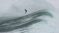 Nazare di Portugal memiliki ombak terbesar yang bisa dikendarai di dunia.  