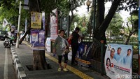 APK tersebut terpasang mengelilingi pagar di area taman.