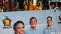 Menurut aturan, area taman kota merupakan salah satu tempat yang dilarang untuk dipasangi alat peraga kampanye.