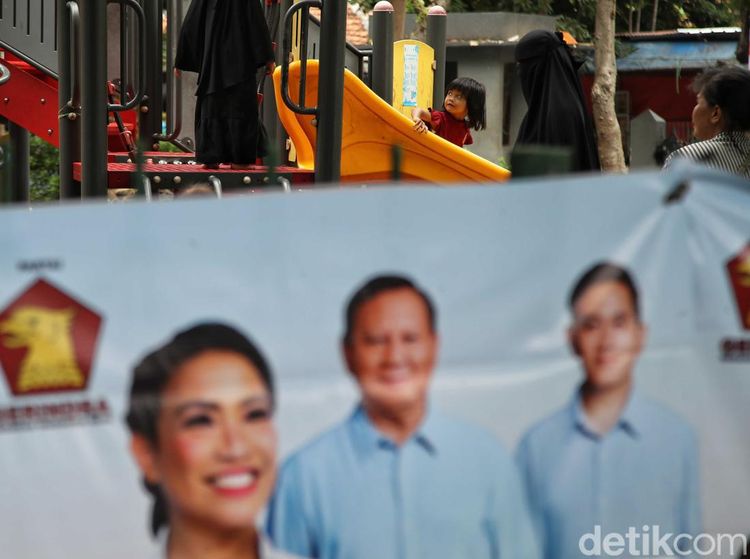 Alat Peraga Kampanye Penuhi Taman Gorontalo Jakut