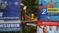 Alat peraga kampanye yang diatur dalam Keputusan KPU DKI itu terdiri dari reklame, spanduk dan/atau umbul-umbul.