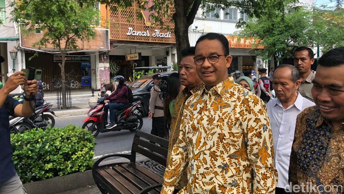 Momen Anies Baswedan jalan kaki menuju Kompleks Kepatihan menemui Gubernur DIY Sultan Hamengku Buwono X, Rabu (24/1).