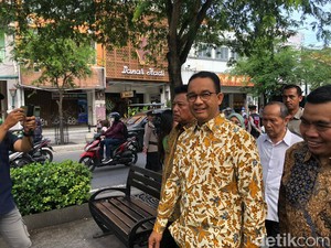 Sowan Sultan HB X, Anies Jalan Kaki dari Malioboro ke Kantor Gubernur