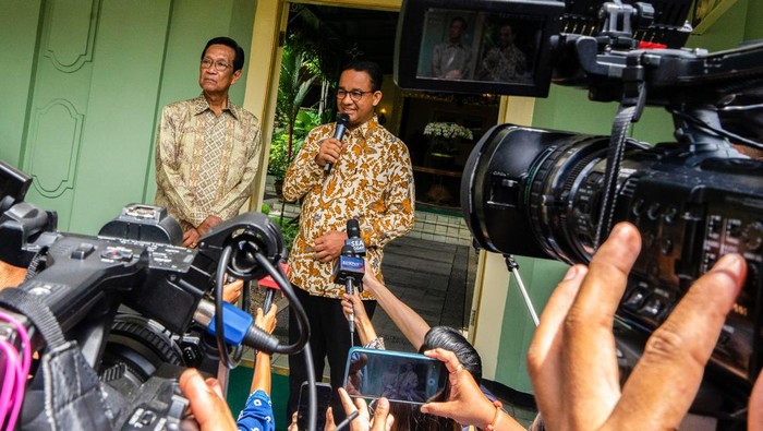 Anies Baswedan Kayuh Becak Usai Bertemu Sri Sultan HB X Gubernur D.I Yogyakarta Sri Sultan HB X (kiri) bersama calon presiden nomor urut 1 Anies Baswedan (kanan) memberikan keterangan kepada wartawan seusai pertemuan di Gedhong Wilis Kompleks Kepatihan, Yogyakarta, Rabu (24/1/2024). Pertemuan tersebut membahas sejumlah hal, salah satunya soal kebhinekaan. ANTARA FOTO/Andreas Fitri Atmoko/agr/rwa.