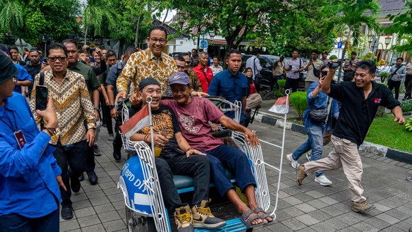 Momen Anies Kayuh Becak Usai Bertemu Sri Sultan HB X